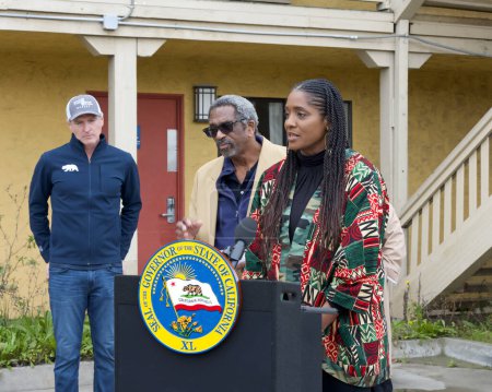 Téléchargez les photos : Oakland, CA - 16 févr. 2024 : Carroll Fife, membre d'Oakland Coucilmember, s'exprimant lors d'une conférence de presse sur le programme Home Key Housing - en image libre de droit