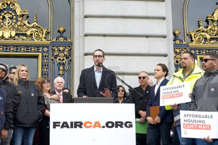 Téléchargez les photos : San Francisco, CA - 01 mars 2024 : Le sénateur Scott Wiener prend la parole lors d'une conférence de presse sur le logement abordable devant l'hôtel de ville - en image libre de droit