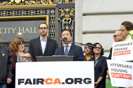 Téléchargez les photos : San Francisco, CA - 01 mars 2024 : Le procureur David Chiu prononce une allocution lors d'une conférence de presse sur le logement abordable devant l'hôtel de ville - en image libre de droit