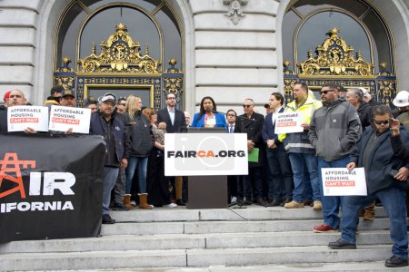 Téléchargez les photos : San Francisco, CA - 01 mars 2024 : Le maire London Breed prononce une allocution lors d'une conférence de presse sur le logement abordable devant l'hôtel de ville - en image libre de droit
