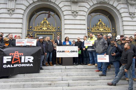 Téléchargez les photos : San Francisco, CA - 01 mars 2024 : Le maire London Breed prononce une allocution lors d'une conférence de presse sur le logement abordable devant l'hôtel de ville - en image libre de droit