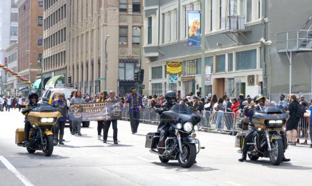 Téléchargez les photos : Oakland, CA - 25 février 2024 : Participants non identifiés à la 7e édition annuelle du Black Joy Parade à Oakland, CA. - en image libre de droit