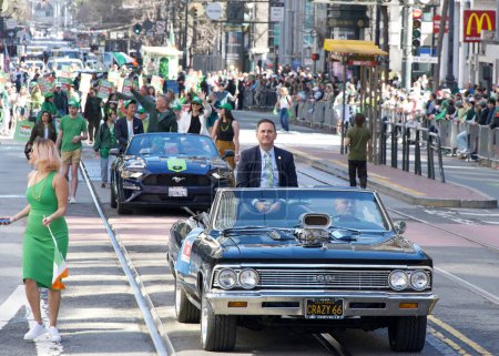 Foto de San Francisco, CA - 16 de marzo de 2024: El supervisor Ahsha Safa participa en el 173º desfile anual del Día de San Patricio. Las costas occidentales irlandesas más grandes incluso celebran la cultura irlandesa. - Imagen libre de derechos