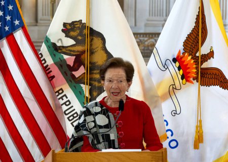 Téléchargez les photos : San Francisco, CA - 19 mars 2024 : Roselyne Cissie Swing prononçant un discours lors d'une cérémonie du Mois de l'histoire des femmes à l'hôtel de ville, où elle est honorée pour ses contrefaçons à la communauté. - en image libre de droit