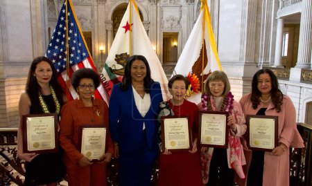 Téléchargez les photos : San Francisco, CA - 19 mars 2024 : Le maire London Breed et les cinq lauréats lors d'une cérémonie du Mois de l'histoire des femmes posant pour une photo de groupe - en image libre de droit
