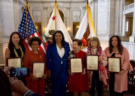 Téléchargez les photos : San Francisco, CA - 19 mars 2024 : Le maire London Breed et les cinq lauréats lors d'une cérémonie du Mois de l'histoire des femmes posant pour une photo de groupe. - en image libre de droit