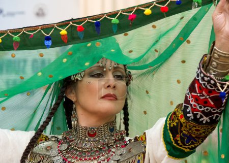 Foto de San Francisco, CA - 22 de marzo de 2024: Participante actuando en la celebración de Nowruz en el Ayuntamiento. Nowruz es el Año Nuevo iraní o persa celebrado por varias etnias en todo el mundo. - Imagen libre de derechos