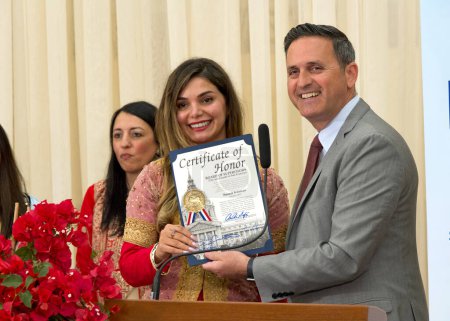 Foto de San Francisco, CA - 22 de marzo de 2024: El Supervisor Ahsha Safai presenta certificado de honor a Hannah Kalantari en una celebración Nowruz en el Ayuntamiento. - Imagen libre de derechos