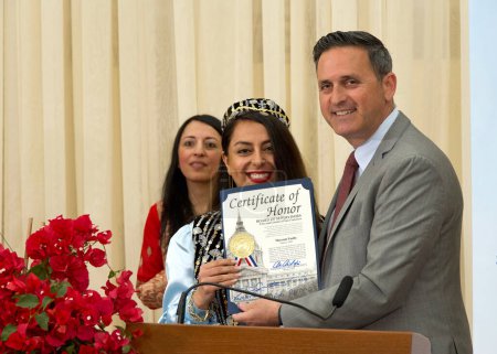Foto de San Francisco, CA - 22 de marzo de 2024: El Supervisor Ahsha Safai presenta certificado de honor a Maryam Fasihy en una celebración de Nowruz en el Ayuntamiento. - Imagen libre de derechos