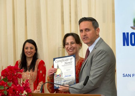 Foto de San Francisco, CA - 22 de marzo de 2024: El Supervisor Ahsha Safai presenta certificado de honor a Heleh Razavi en una celebración Nowruz en el Ayuntamiento. - Imagen libre de derechos
