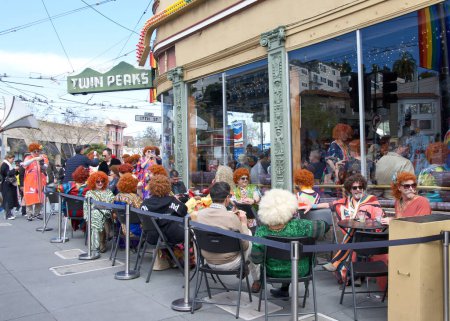 Foto de San Francisco, CA - 30 de marzo de 2024: Participantes no identificados en un Bar Crawl salvaje de Mrs Roper Castro pasando el rato en Castro apoyando a las empresas locales, promoviendo la amistad y la comunidad. - Imagen libre de derechos