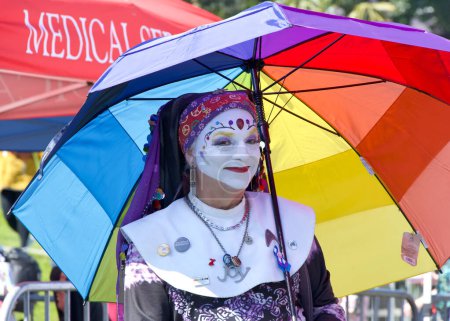 Téléchargez les photos : San Francisco, CA - 31 mars 2024 : Participants non identifiés à la 45e Pâques annuelle dans le parc, organisée par les Sœurs de l'indulgence perpétuelle. - en image libre de droit