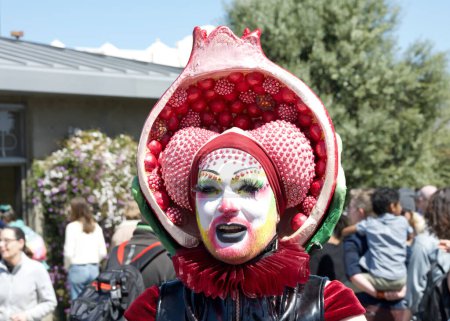 Téléchargez les photos : San Francisco, CA - 31 mars 2024 : Participants non identifiés à la 45e Pâques annuelle dans le parc, organisée par les Sœurs de l'indulgence perpétuelle. - en image libre de droit