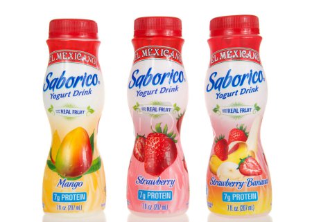 Foto de Alameda, CA - 7 de enero de 2022: Botellas de la marca El Mexicano Saborico Yogurt Drinks. Sabores a mango, fresa y fresa-plátano. Elaborado con fruta real. - Imagen libre de derechos