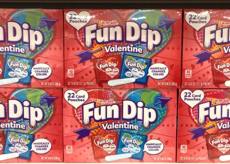 Foto de Alameda, CA - Jan 15, 2022: Estante de la tienda de comestibles con cajas de Diversión Dip dulces para San Valentín regalo de dar. - Imagen libre de derechos