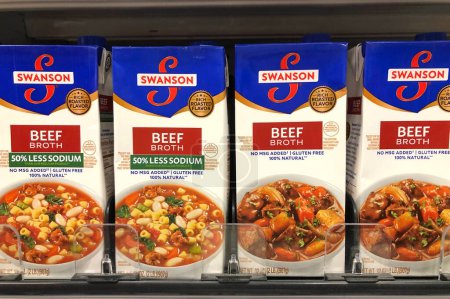 Foto de Alameda, CA - Feb 1, 2022: Estante de la tienda de comestibles con cajas de caldo de carne de la marca Swanson, variedades regulares y bajas en sodio. - Imagen libre de derechos