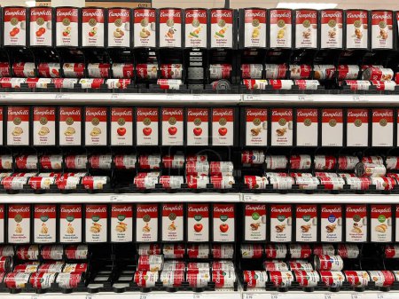 Foto de Alameda, CA - 14 de febrero de 2022: Estantes de supermercados con latas de sopas de la marca Campbell en varios sabores. - Imagen libre de derechos