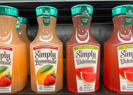 Téléchargez les photos : Alameda, CA - 01 août 2022 : Étagère d'épicerie avec jus de marque Simply Lemonade et boissons Watermellon. Tout naturel, pas à partir de concentré. - en image libre de droit