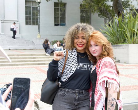 Téléchargez les photos : Berkeley, CA - 12 avril 2024 : Claudia De la Cruz, candidate du Parti pour le socialisme et la libération à la présidence, posant pour des photos avec des partisans sur le campus de l'UC Berkeley où quelques dizaines de personnes se rassemblent pour soutenir. - en image libre de droit