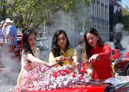 Foto de San Francisco, CA - 21 de abril de 2024: Participantes en el desfile anual de flores de cerezo decorando su vehículo con flores de cerezo antes del desfile. - Imagen libre de derechos