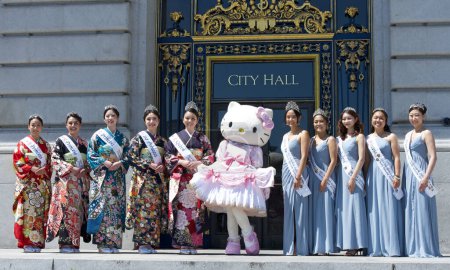 Foto de San Francisco, CA - 21 de abril de 2024: Desfile de flores de cerezo Gran Mariscal Hello Kitty posando para fotos frente al Ayuntamiento con las Princesas y la Reina de las Flores de Cerezo. - Imagen libre de derechos