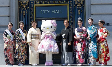Foto de San Francisco, CA - 21 de abril de 2024: Desfile del Gran Mariscal Hello Kitty posando para fotos frente al Ayuntamiento con el cónsul general de Japón y las Princesas y la Reina de las Flores de Cerezo. - Imagen libre de derechos