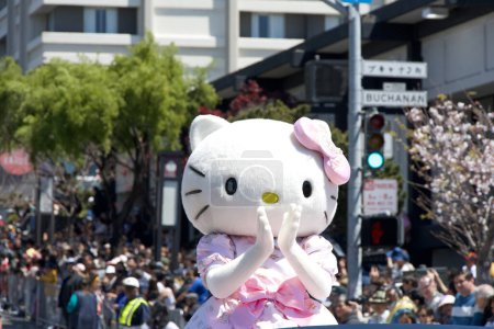 Foto de San Francisco, CA - 21 de abril de 2024: Gran Mariscal Hello Kitty participa en el 57º Festival Anual de Flores de Cerezo. - Imagen libre de derechos