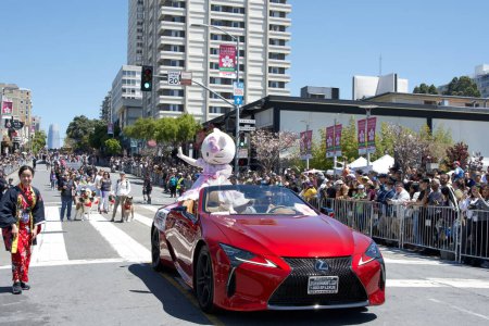 Foto de San Francisco, CA - 21 de abril de 2024: Gran Mariscal Hello Kitty participa en el 57º Festival Anual de Flores de Cerezo. - Imagen libre de derechos
