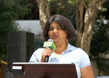 Foto de San Francisco, CA - 9 de mayo de 2024: El dueño de una pequeña empresa Priti Narayanan habla en un evento promoviendo el programa Vacante a Vibrante en asociación con SF New Deal. - Imagen libre de derechos