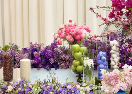 Mesa con arroz, fruta y flores para Nowruz, el Año Nuevo iraní o persa celebrado por varias etnias en todo el mundo.