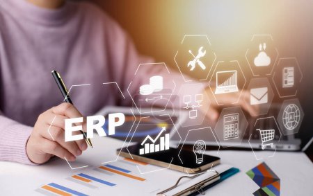 Les gens d'affaires utilisant un ordinateur portable avec gestion de documents pour ERP. Concept de planification des ressources d'entreprise, système logiciel ERP de gestion des ressources d'entreprise pour le plan des ressources d'entreprise présenté.