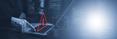 Benachrichtigungsfehler und Wartung mit Dreieck-Warnschild für Benachrichtigungsfehler, Programmierer mit Laptop mit Dreieck-Warnschild, Hackerangriffe, Cyberkriminalität, Cyber-Sicherheit