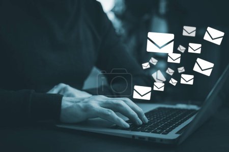 Les gens d'affaires qui travaillent des ordinateurs portables avec des icônes de communication, des icônes de lettre, des icônes e-mail et des e-mails de newsletter et protègent vos informations personnelles ou courrier indésirable..