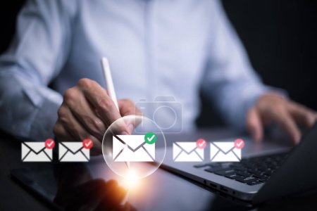 Konzept E-Mail-Benachrichtigung, Geschäftskontakt und Kommunikation, E-Mail-Symbol, E-Mail-Marketing-Konzept, E-Mail oder Newsletter versenden, Online-Netzwerk arbeiten.