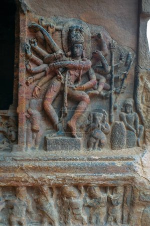 Téléchargez les photos : 06 07 2008 Shiva sous la forme de danse Nataraja est le Dieu de la danse 6ème siècle Badami rock cut cave temples Karnataka, Inde - en image libre de droit