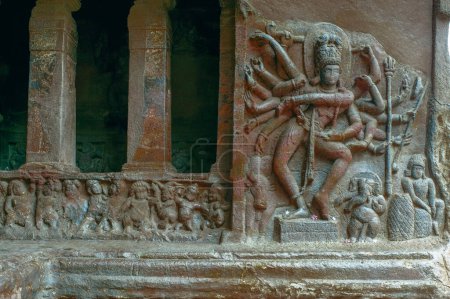 Foto de 06 07 2008 Shiva en la forma de baile Nataraja es El Dios de la Danza Siglo VI Badami rock cut cave templos Karnataka, India - Imagen libre de derechos