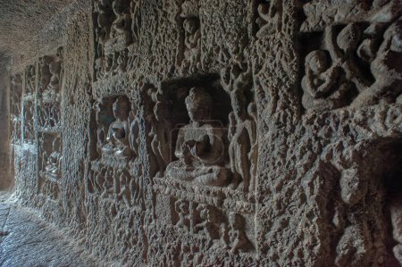 Téléchargez les photos : 22 09 2012 Divers sculpteurs à côté de l'Ancienne Porte d'Entrée, dans les grottes bouddhistes à Aurangabad Maharashtra Inde Asie. - en image libre de droit