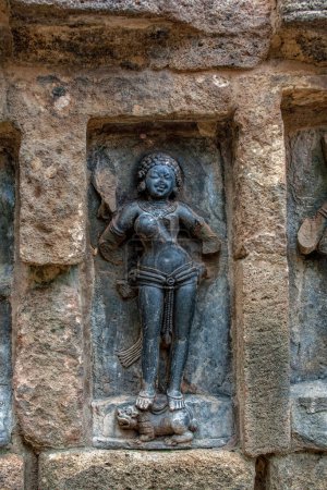 Foto de 07 21 2007 Uno de los sesenta y cuatro yoguinis en el Templo Yogini del siglo IX, adorado por su asistencia a la diosa Durga, Hirapur cerca de Bhubaneshwar Odisha Orissa India Asia. - Imagen libre de derechos