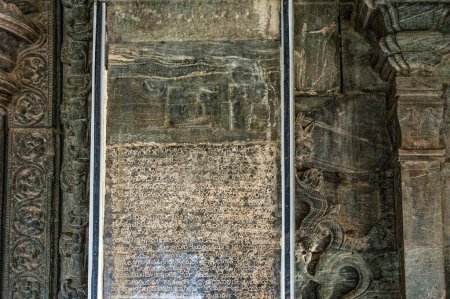 Téléchargez les photos : 06 06 2015 Inscription vintage sur le temple de pierre Siddhesvara, Construit dans l'art occidental Chalukya, Haveri, Karnataka, Inde Asie - en image libre de droit