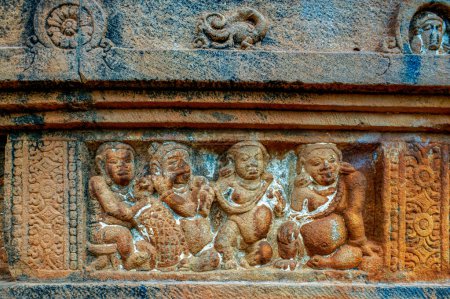 Téléchargez les photos : 06 07 2008 Vintage Upper Shivalaya sur le sommet de la colline rocheuse du nord à Badami ; C'est le site du patrimoine mondial de l'Unesco dynastie chalukya sotne art.Karnataka ; Inde.Asie. - en image libre de droit