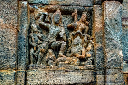Téléchargez les photos : 06 07 2008 Vintage Upper Shivalaya sur le sommet de la colline rocheuse du nord à Badami ; C'est le site du patrimoine mondial de l'Unesco dynastie chalukya sotne art.Karnataka ; Inde.Asie. - en image libre de droit