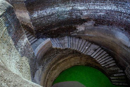 Téléchargez les photos : 11 26 2006 Vintage Old Helical stepwell, UNESCO World Heritage well with a 1.2m-wide staircase spiralling down the wall of the well shaft, Champaner, Gujarat, India, Asia - en image libre de droit