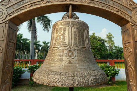 10 02 2005 Vintage Old Giant Bronze bell at the Mulagandha Kuti Vihara Buddhist temple in Sarnath, near Varanasi, Uttar Pradesh, India, Asia,