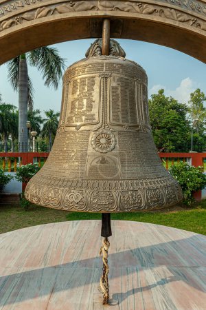 10 02 2005 Vintage Old Giant Bronze bell at the Mulagandha Kuti Vihara Buddhist temple in Sarnath, near Varanasi, Uttar Pradesh, India, Asia,