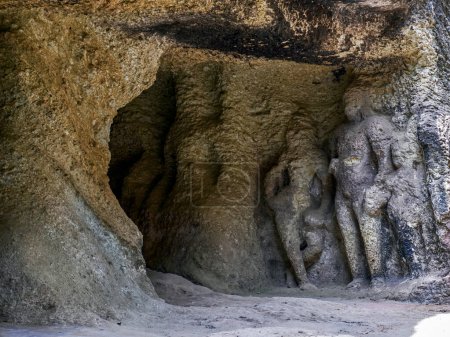 31 mar 2019 Jogeshwari rock-cut cave, East entrance figures Shiva Mumbai, Maharashtra, INDIA