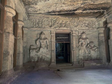 31 Mar 2019 Jogeshwari grotte rocheuse, figures de gardien et panneaux Shiva au-dessus dans le hall Mumbai, Maharashtra, INDE
 