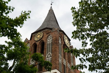 Téléchargez les photos : Pruszcz Gdanski, Pologne - Mai 2022 : Vieille église catholique gothique. Belle église en brique rouge sur le canal Radunia. - en image libre de droit