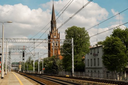 Foto de Gdansk Polonia Julio 2022 PKP tren interurbano que va a la estación de tren Gdansk Glowny. Tren interurbano de larga distancia PKP compuesto por vagones. Tren interurbano polaco. Concepto turístico de viaje - Imagen libre de derechos