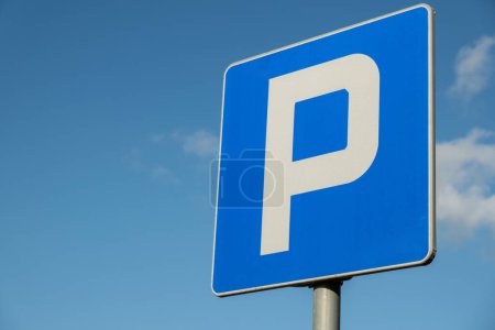 Foto de Parking sign showing free places. Traffic parking sign with clean sky and light ray. Cars became biggest problem for urban ecology due emission Outdoors - Imagen libre de derechos