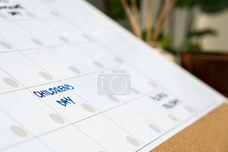 KINDERTAG im Kalender, um an wichtige Ereignisse oder Urlaubstermine zu erinnern Monatliche PLANNER. Magnettafel mit den Tagen des Monats. Ort, um wichtige Angelegenheiten einzugeben Zeitplan. Konzept für Unternehmen